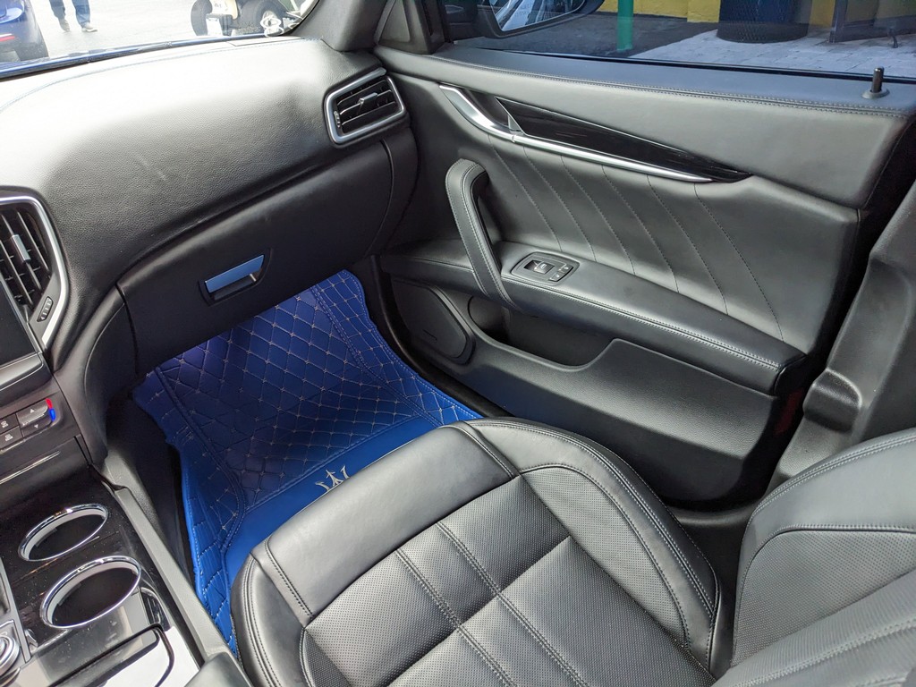 Maserati Ghibli Vehicle Full-screen Gallery Image 14