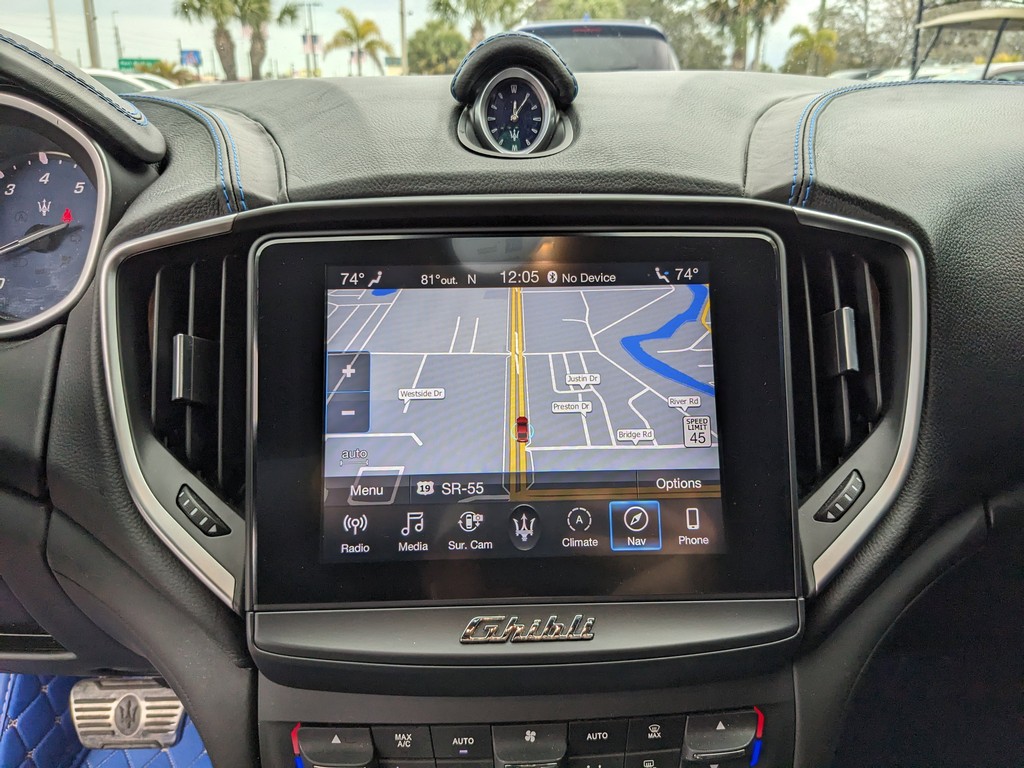 Maserati Ghibli Vehicle Full-screen Gallery Image 19