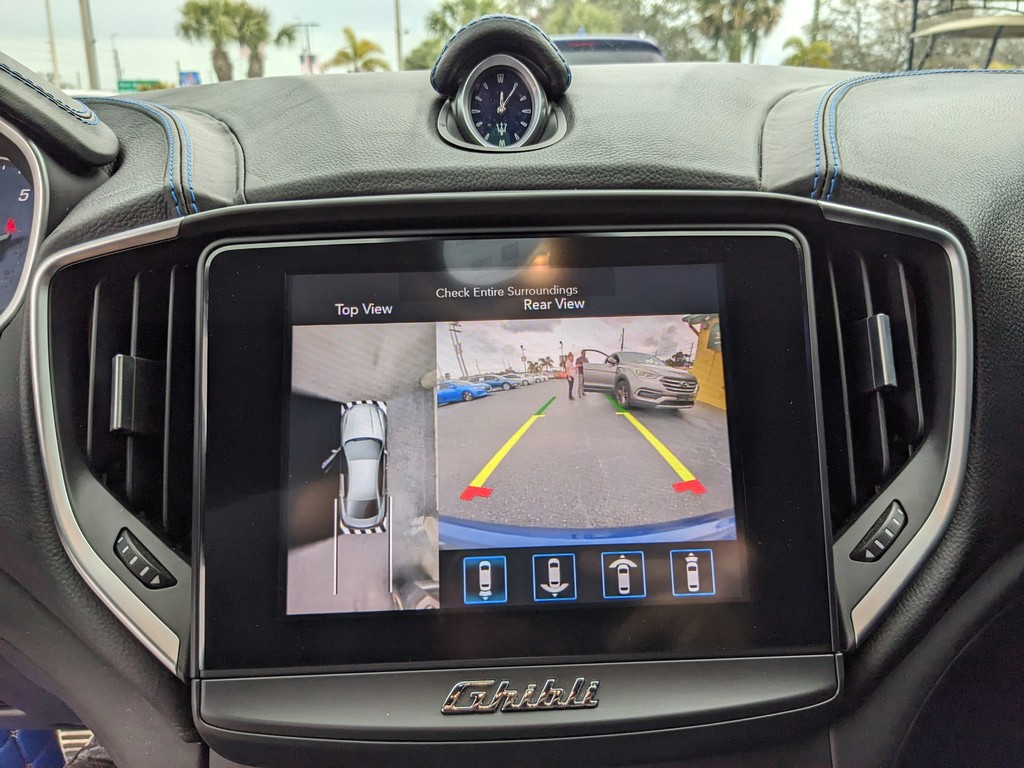 Maserati Ghibli Vehicle Full-screen Gallery Image 21