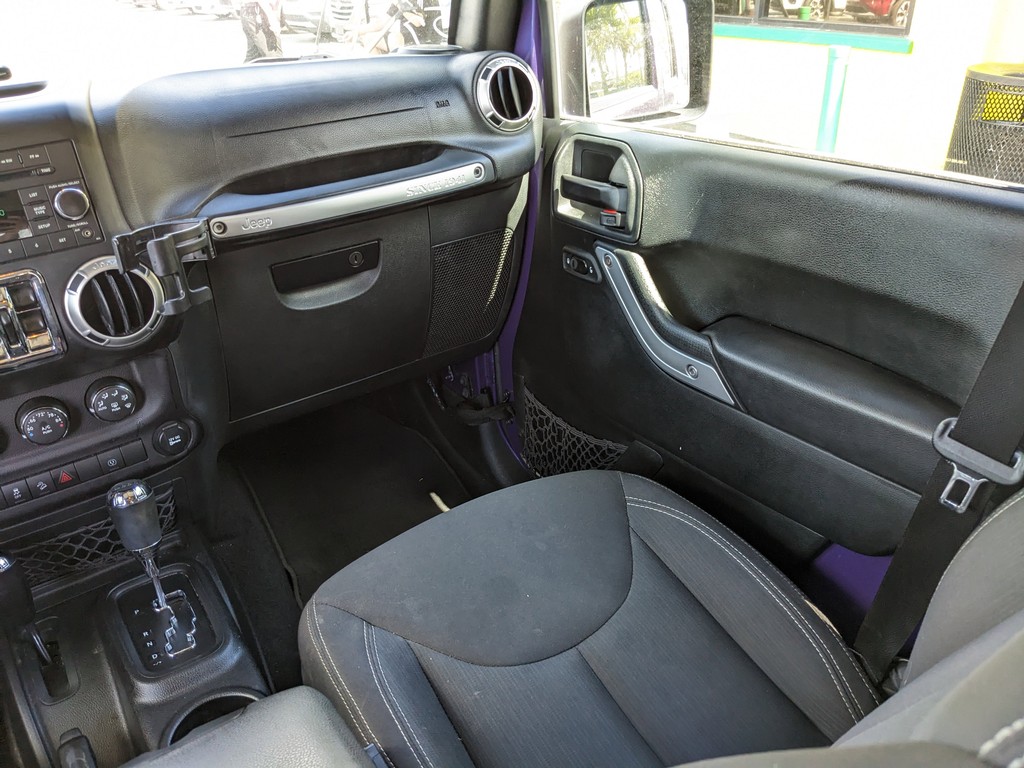 Jeep Wrangler Unlimited Vehicle Full-screen Gallery Image 10