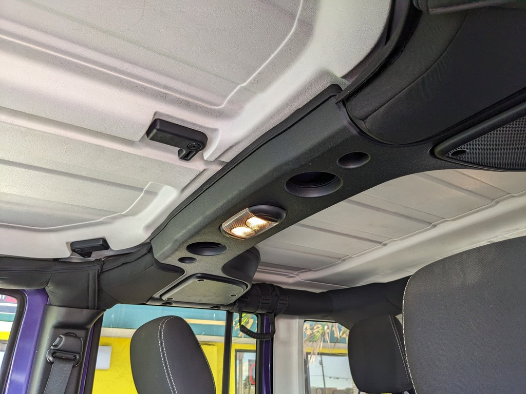 Jeep Wrangler Unlimited Vehicle Full-screen Gallery Image 12