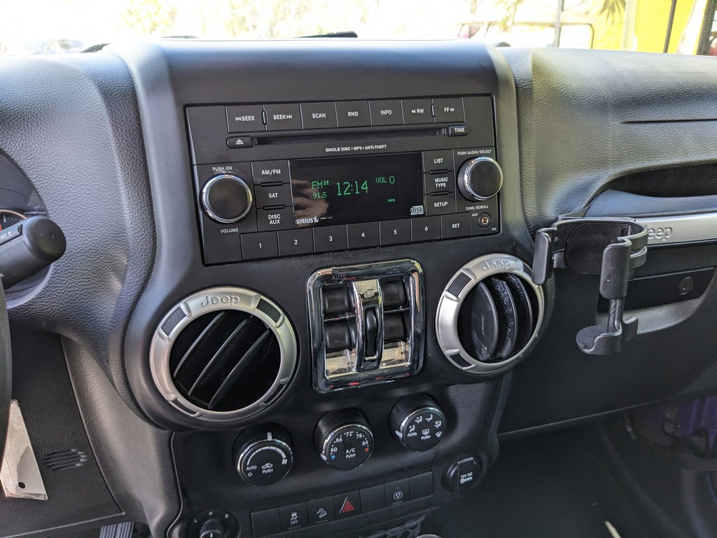 Jeep Wrangler Unlimited Vehicle Full-screen Gallery Image 13