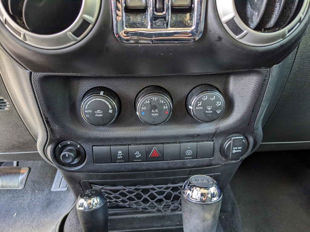 Jeep Wrangler Unlimited Vehicle Full-screen Gallery Image 15