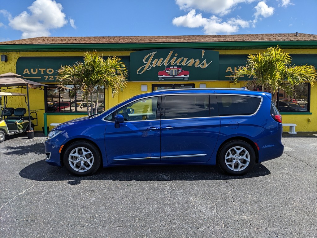 Chrysler Pacifica Vehicle Full-screen Gallery Image 02