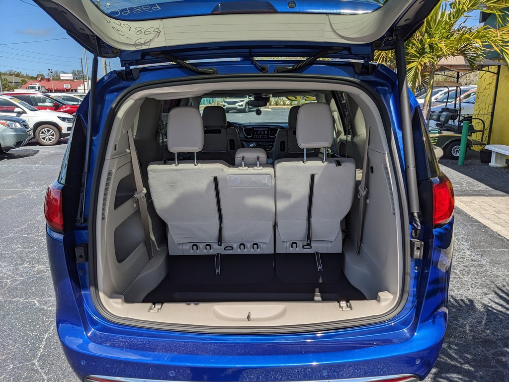 Chrysler Pacifica Vehicle Full-screen Gallery Image 08