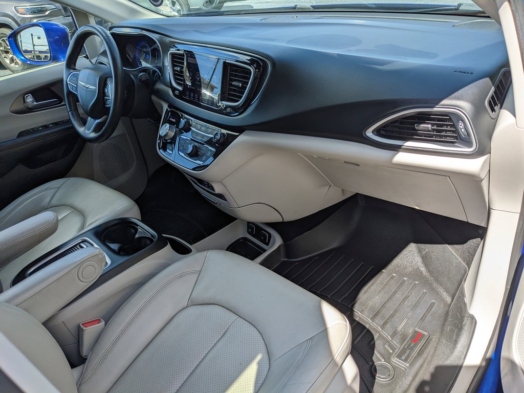 Chrysler Pacifica Vehicle Full-screen Gallery Image 11