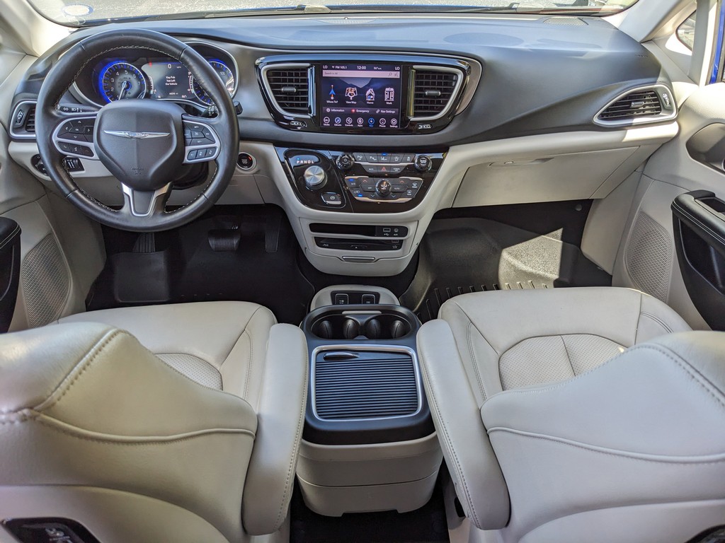 Chrysler Pacifica Vehicle Full-screen Gallery Image 12
