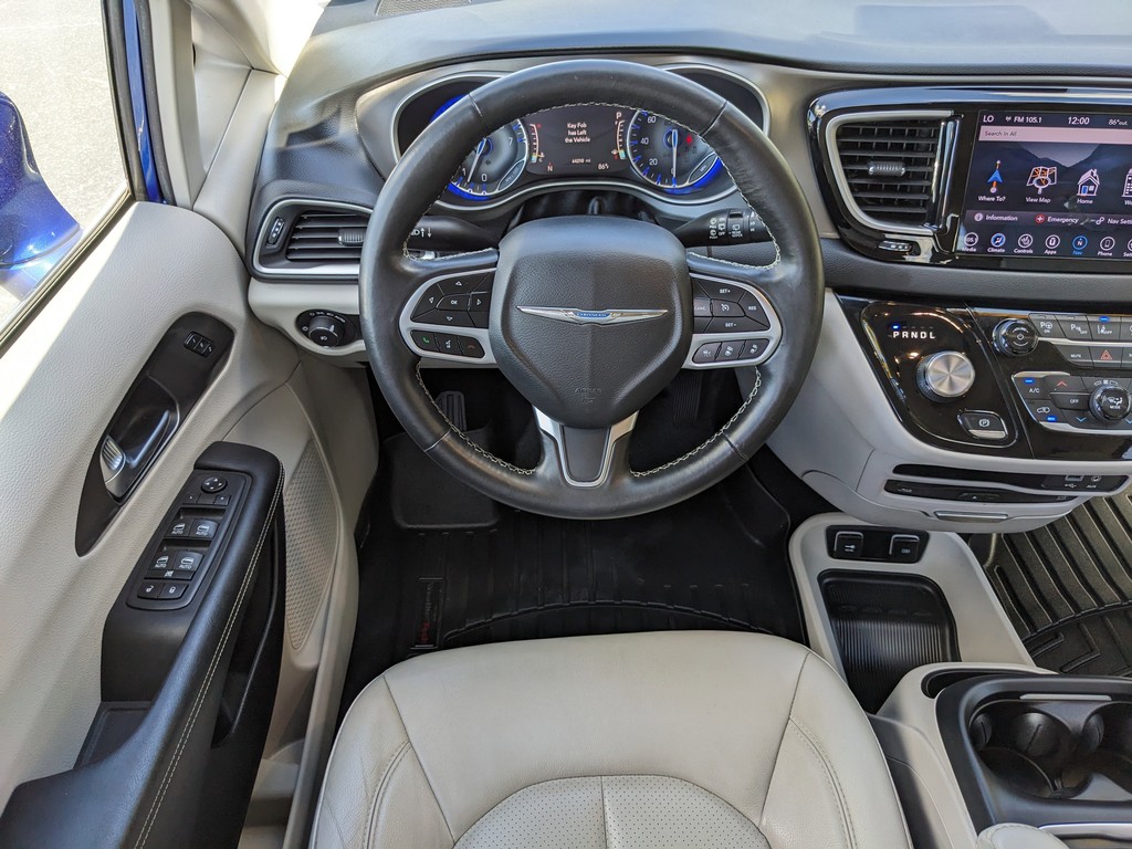 Chrysler Pacifica Vehicle Full-screen Gallery Image 13