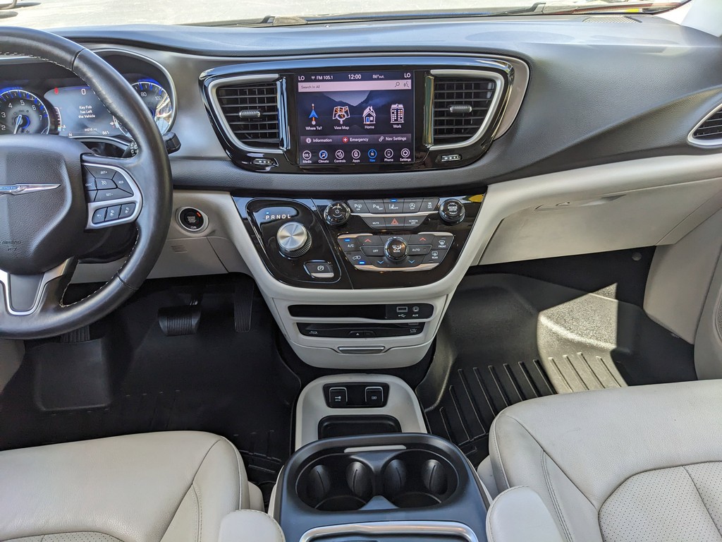 Chrysler Pacifica Vehicle Full-screen Gallery Image 14
