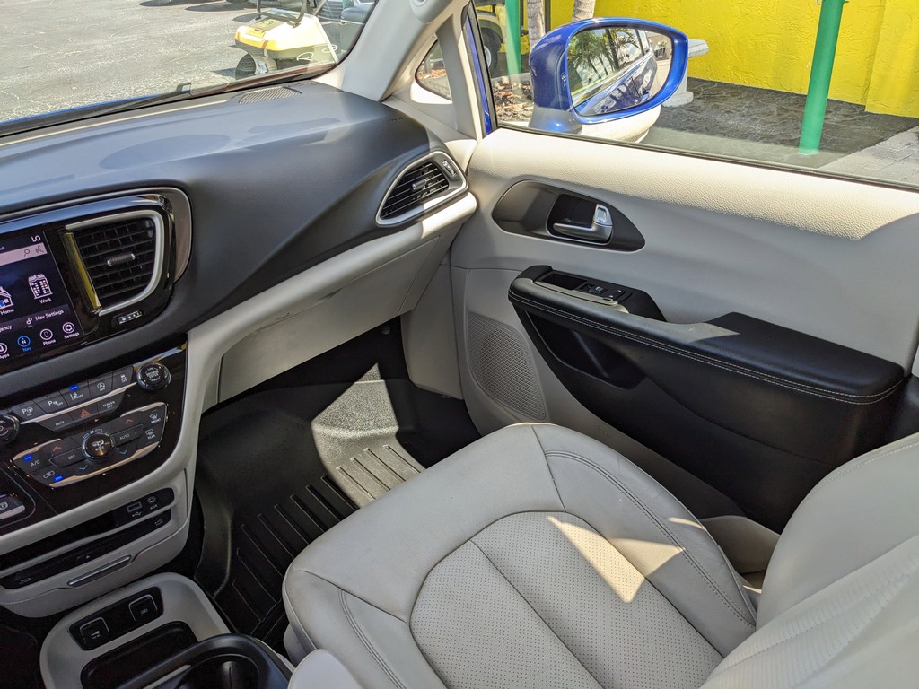 Chrysler Pacifica Vehicle Full-screen Gallery Image 15