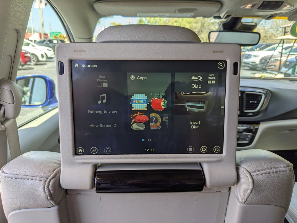 Chrysler Pacifica Vehicle Full-screen Gallery Image 16