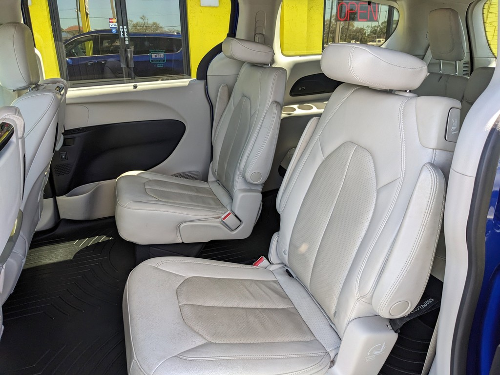 Chrysler Pacifica Vehicle Full-screen Gallery Image 17