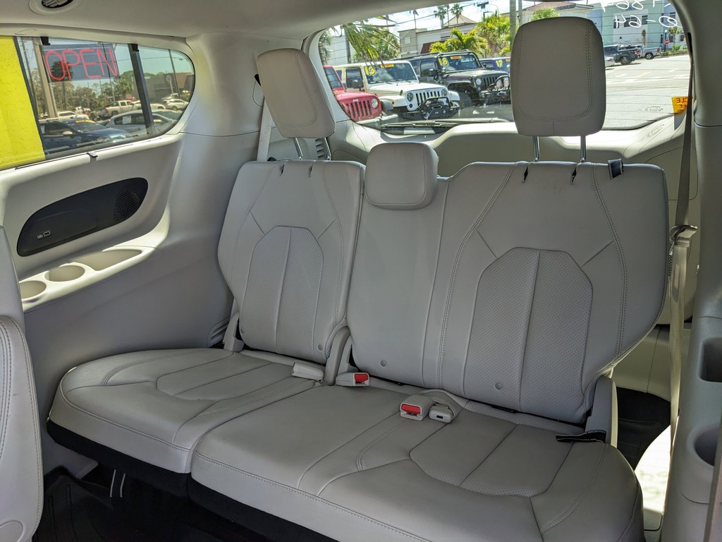 Chrysler Pacifica Vehicle Full-screen Gallery Image 18