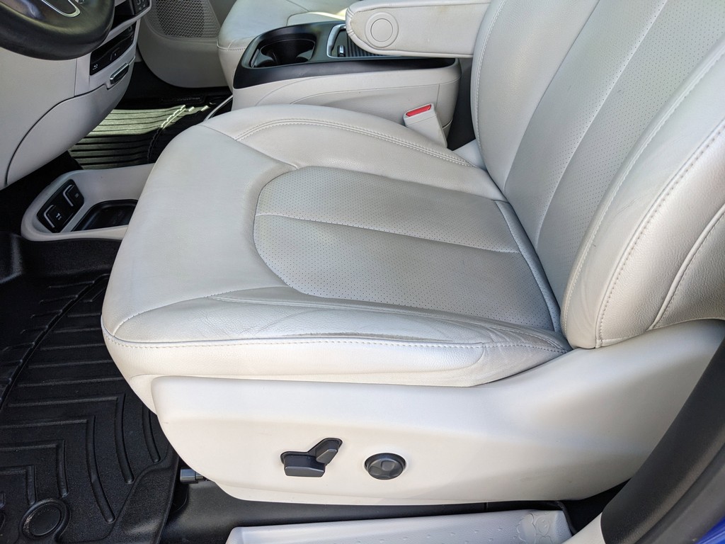 Chrysler Pacifica Vehicle Full-screen Gallery Image 20