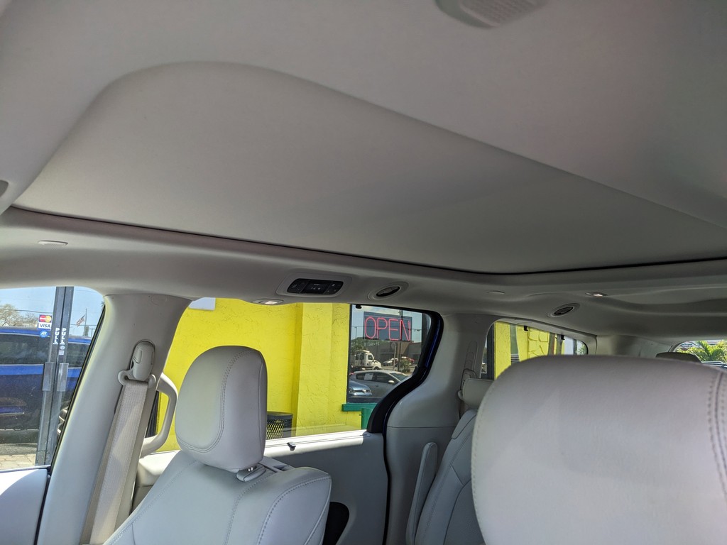 Chrysler Pacifica Vehicle Full-screen Gallery Image 21