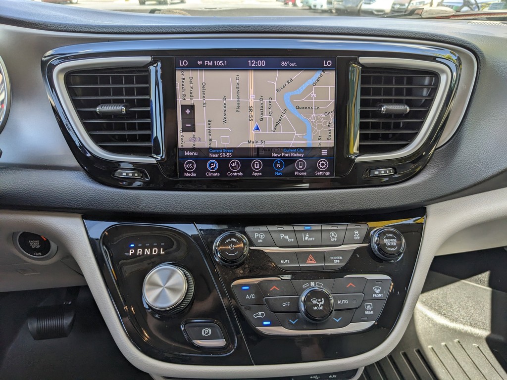 Chrysler Pacifica Vehicle Full-screen Gallery Image 22