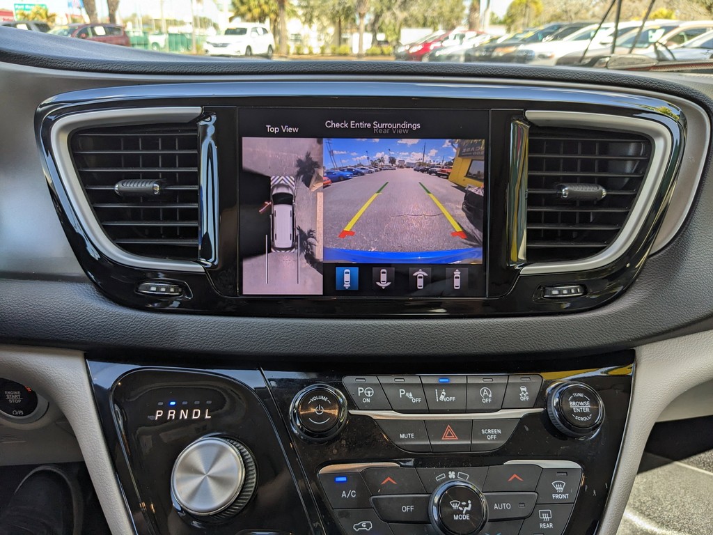 Chrysler Pacifica Vehicle Full-screen Gallery Image 23