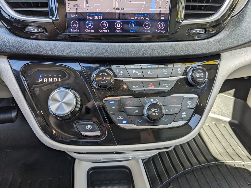 Chrysler Pacifica Vehicle Full-screen Gallery Image 24