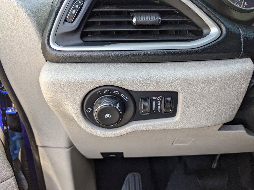 Chrysler Pacifica Vehicle Full-screen Gallery Image 26