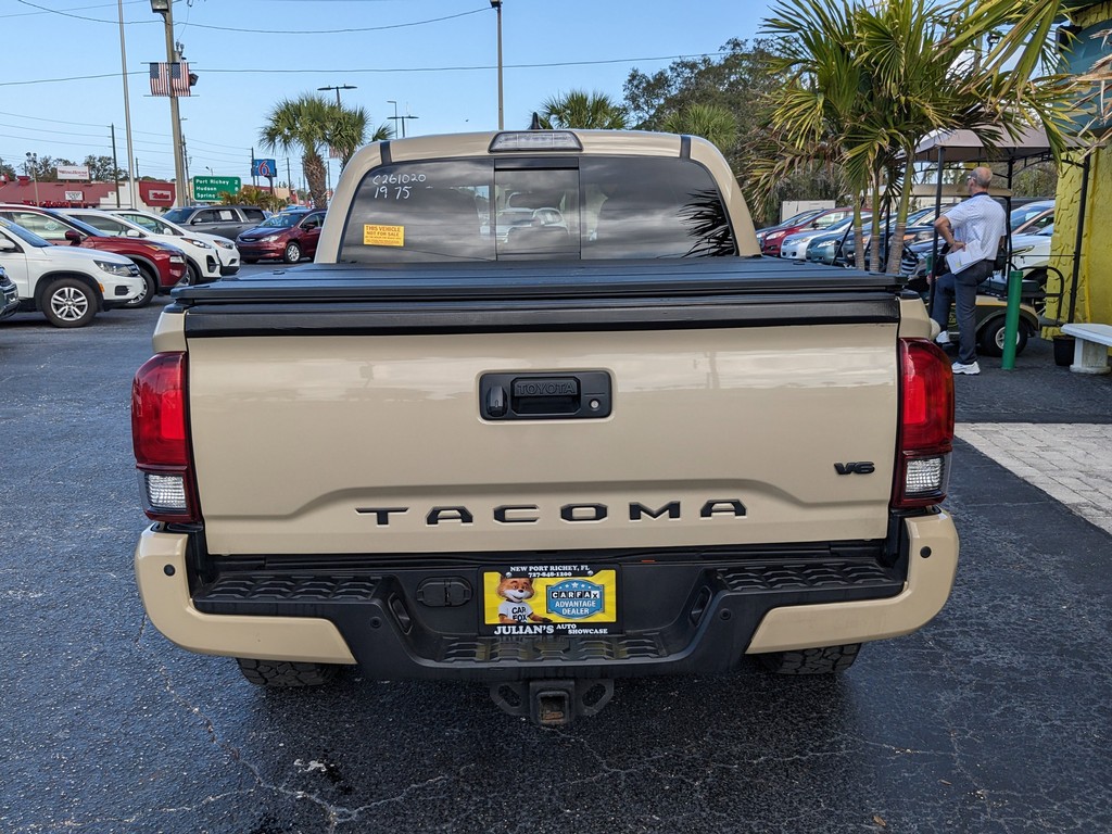 Toyota Tacoma 4WD Vehicle Full-screen Gallery Image 04