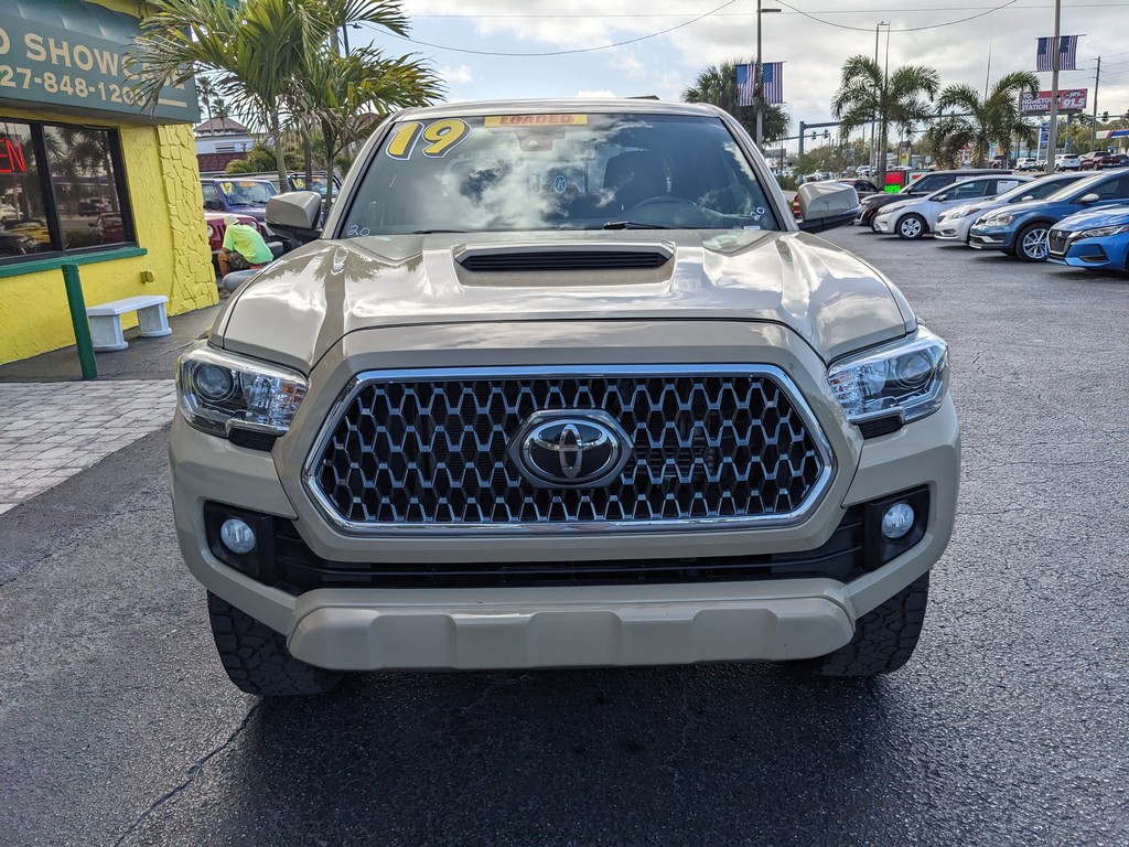 Toyota Tacoma 4WD Vehicle Full-screen Gallery Image 05