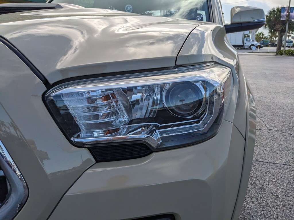 Toyota Tacoma 4WD Vehicle Full-screen Gallery Image 06