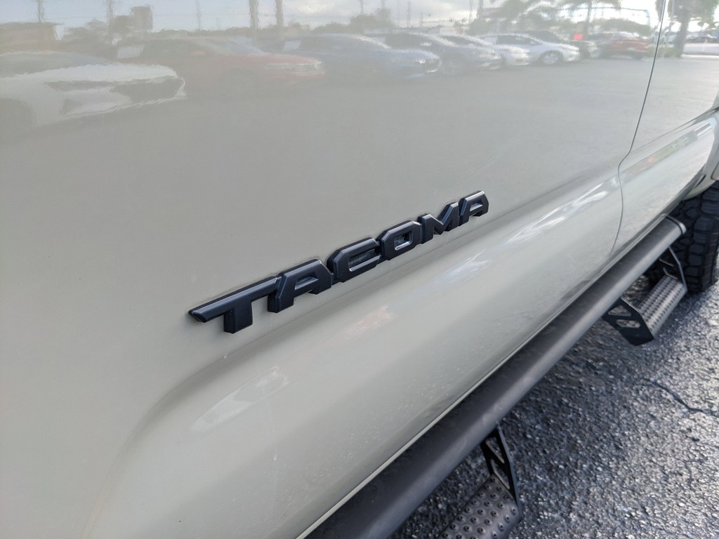 Toyota Tacoma 4WD Vehicle Full-screen Gallery Image 07