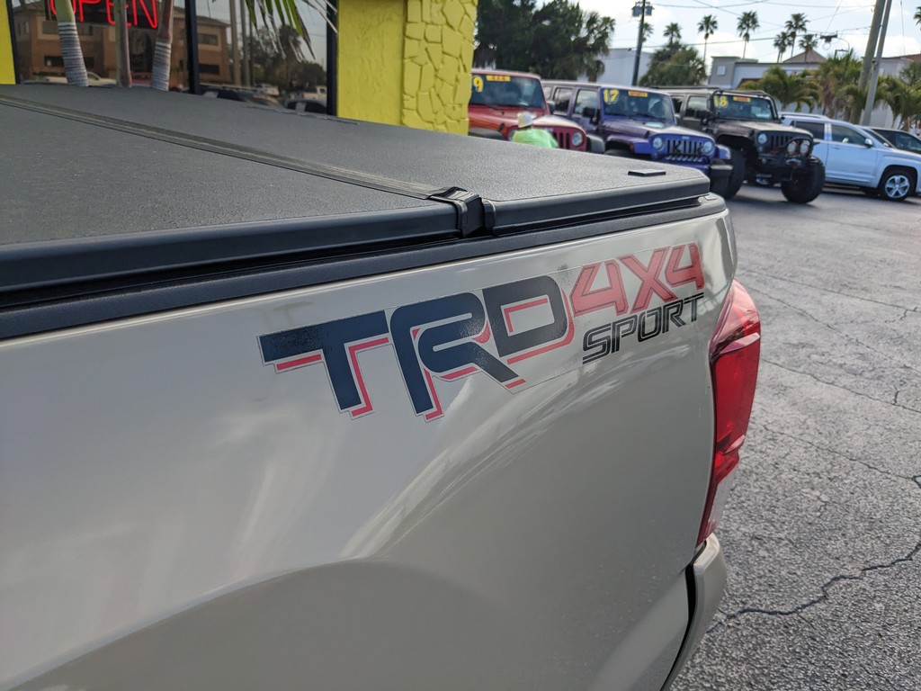 Toyota Tacoma 4WD Vehicle Full-screen Gallery Image 08