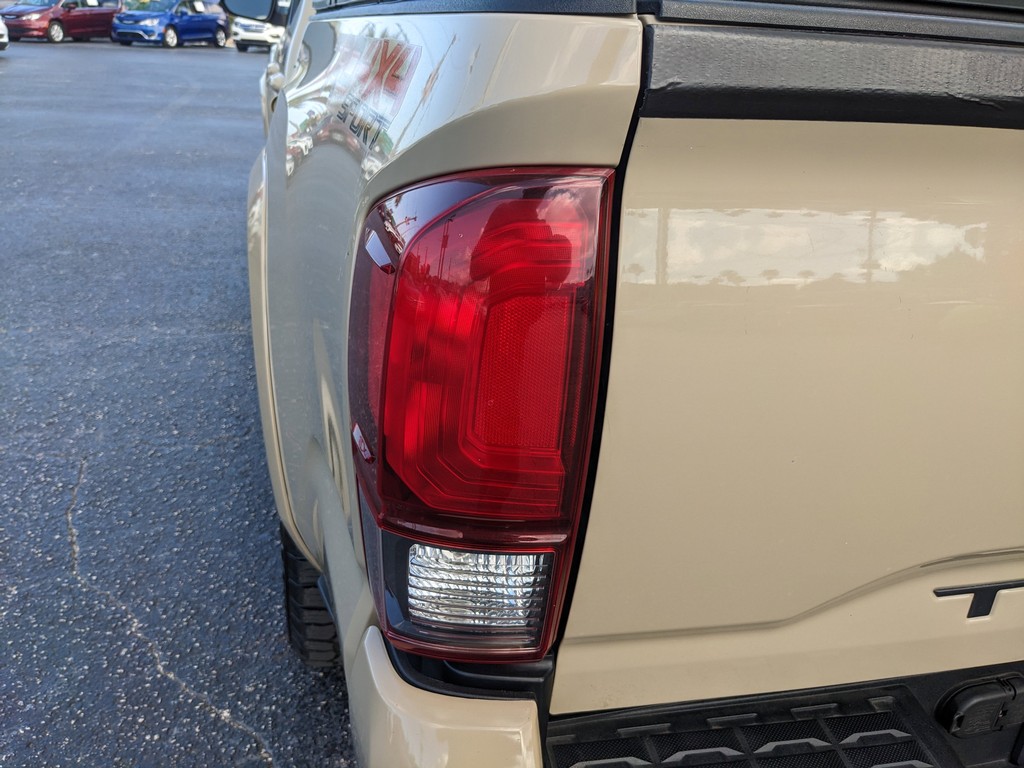 Toyota Tacoma 4WD Vehicle Full-screen Gallery Image 09