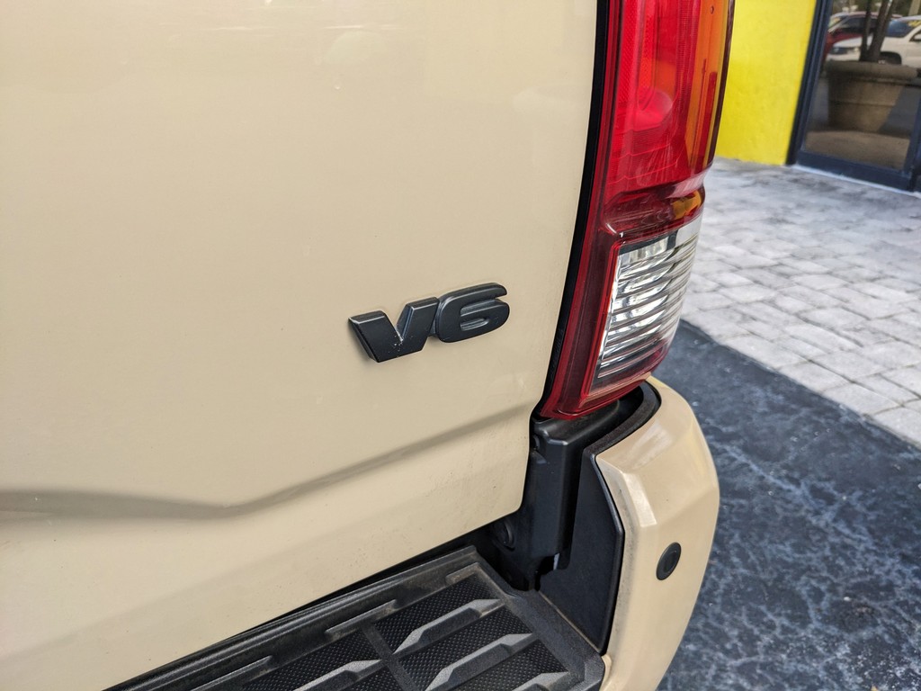 Toyota Tacoma 4WD Vehicle Full-screen Gallery Image 10