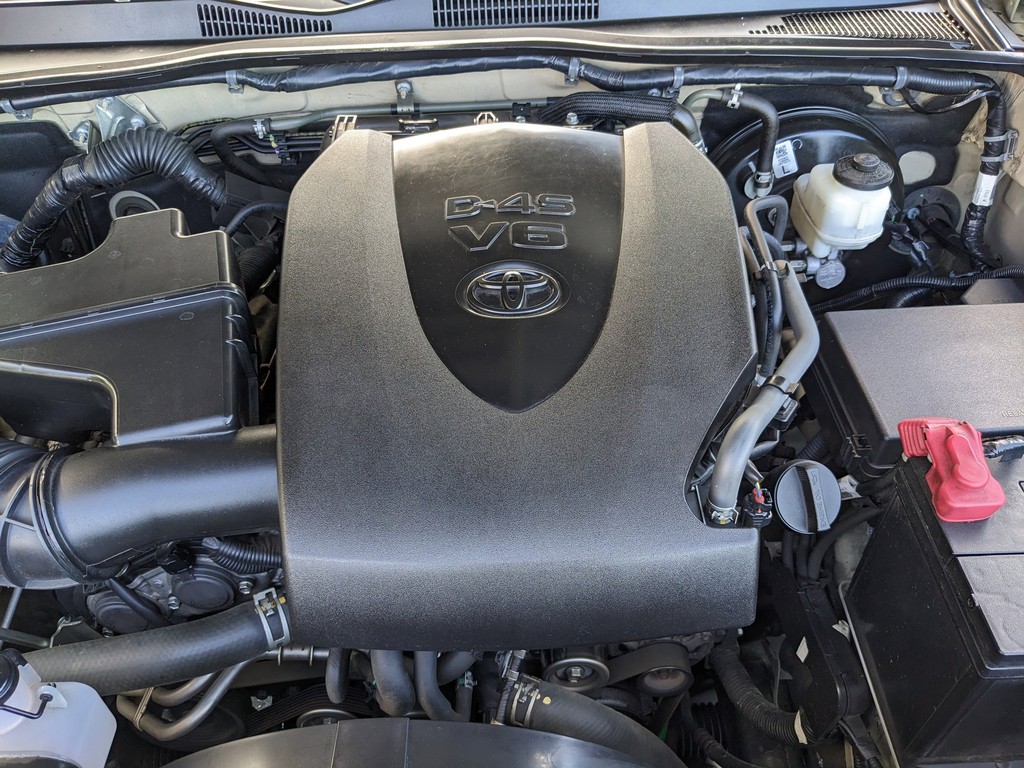 Toyota Tacoma 4WD Vehicle Full-screen Gallery Image 11