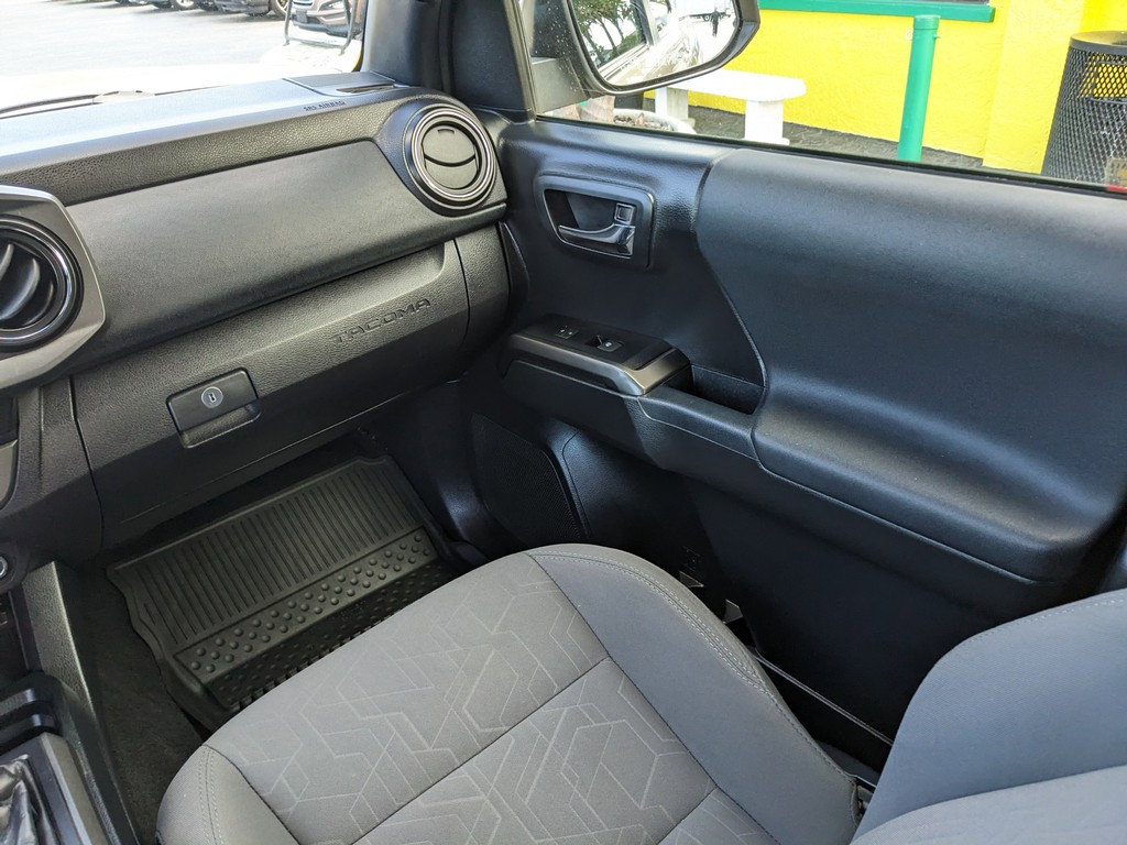 Toyota Tacoma 4WD Vehicle Full-screen Gallery Image 16