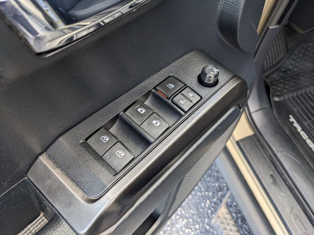 Toyota Tacoma 4WD Vehicle Full-screen Gallery Image 18