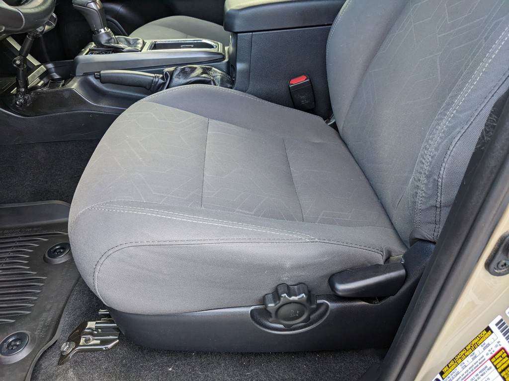 Toyota Tacoma 4WD Vehicle Full-screen Gallery Image 19