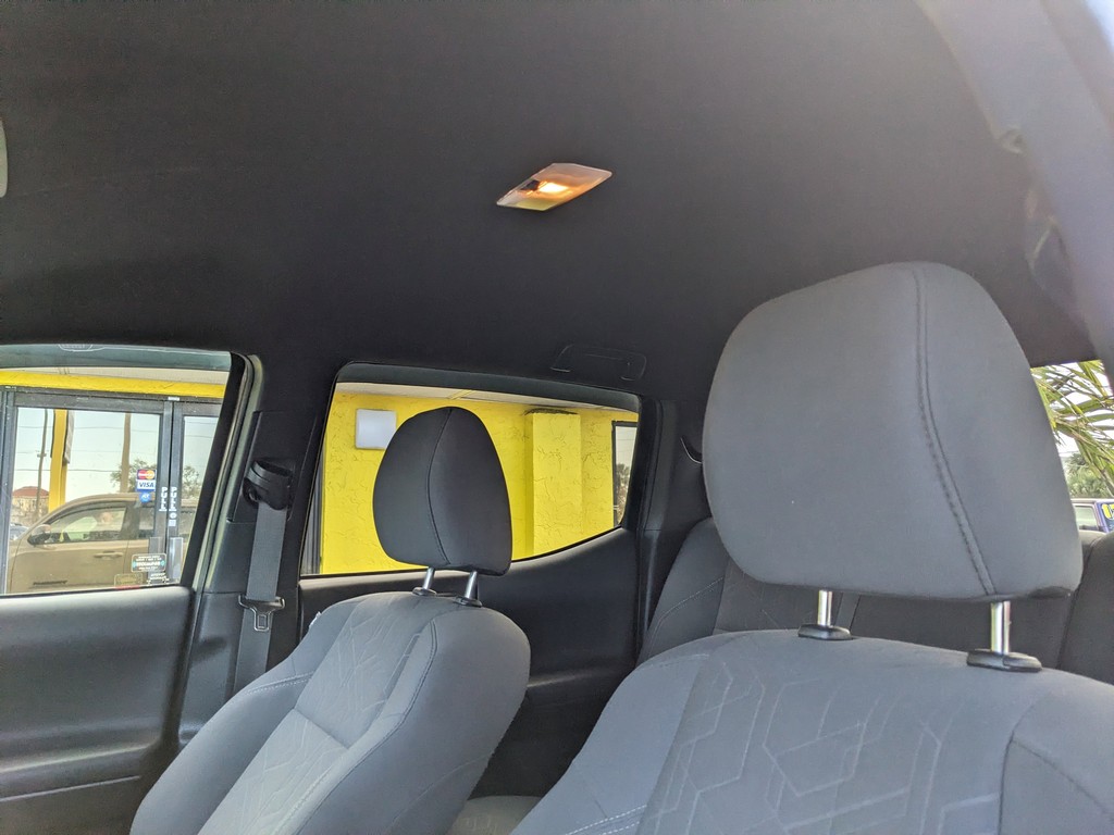 Toyota Tacoma 4WD Vehicle Full-screen Gallery Image 20