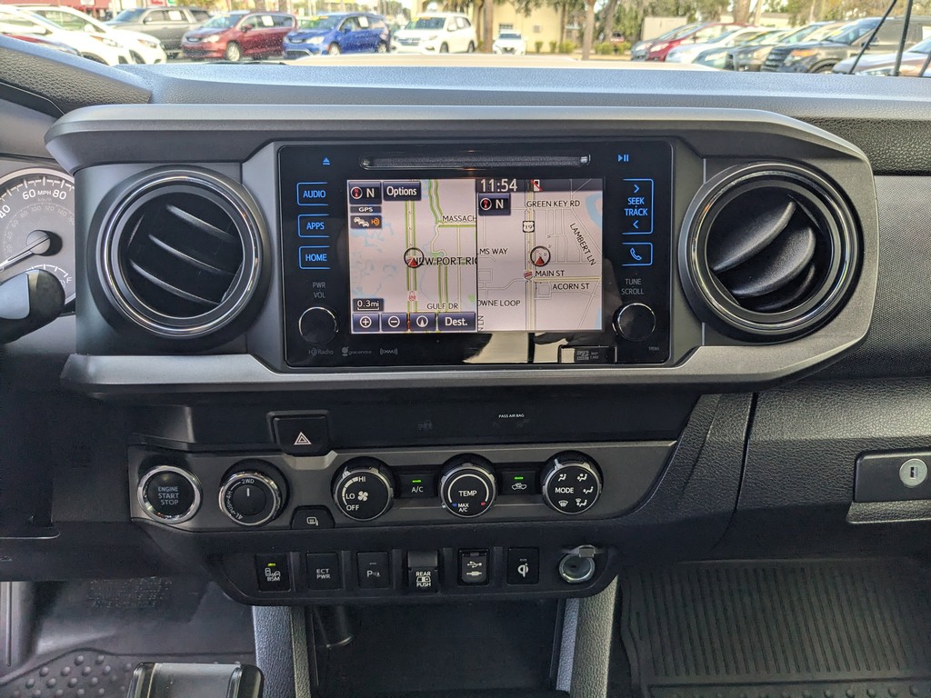 Toyota Tacoma 4WD Vehicle Full-screen Gallery Image 21
