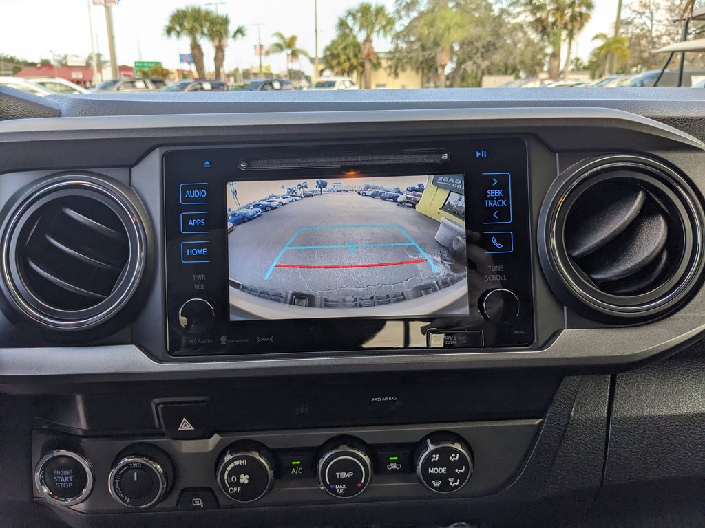 Toyota Tacoma 4WD Vehicle Full-screen Gallery Image 22