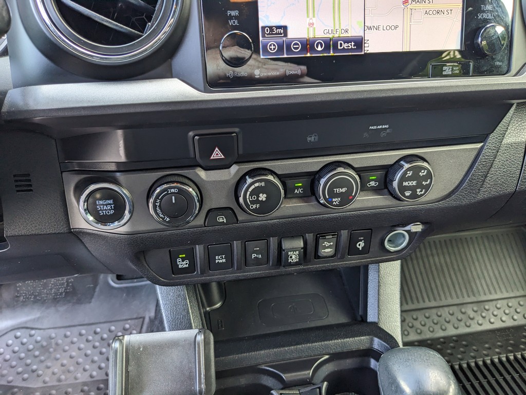 Toyota Tacoma 4WD Vehicle Full-screen Gallery Image 23