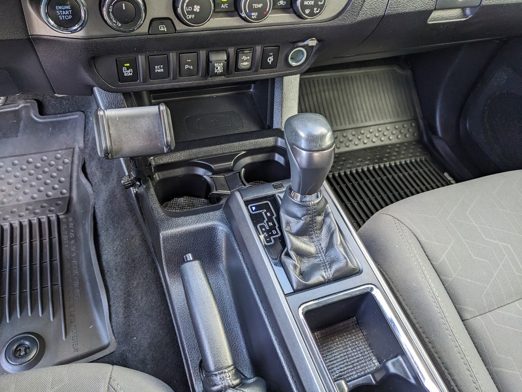 Toyota Tacoma 4WD Vehicle Full-screen Gallery Image 24