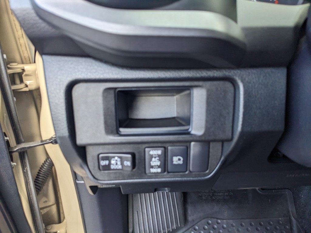 Toyota Tacoma 4WD Vehicle Full-screen Gallery Image 25