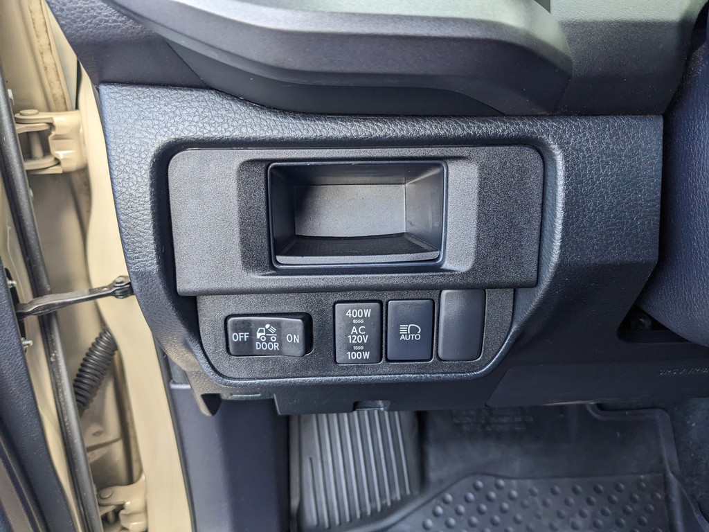 Toyota Tacoma 4WD Vehicle Full-screen Gallery Image 26