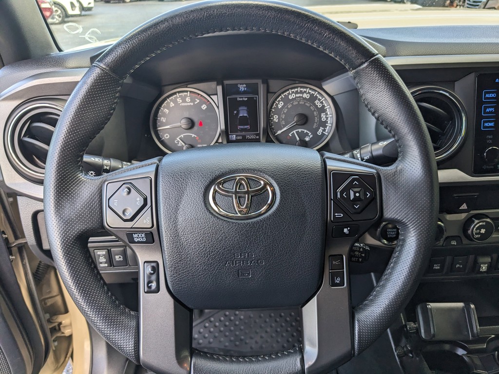 Toyota Tacoma 4WD Vehicle Full-screen Gallery Image 27