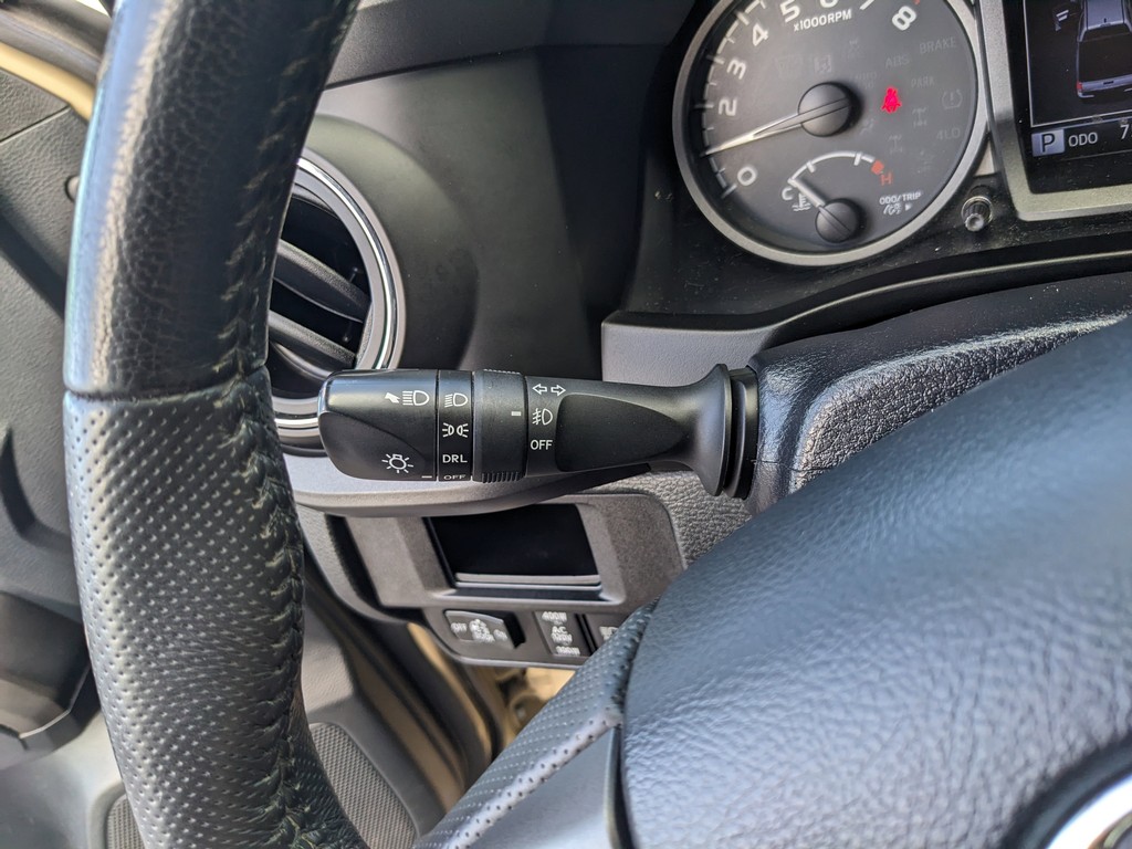 Toyota Tacoma 4WD Vehicle Full-screen Gallery Image 30