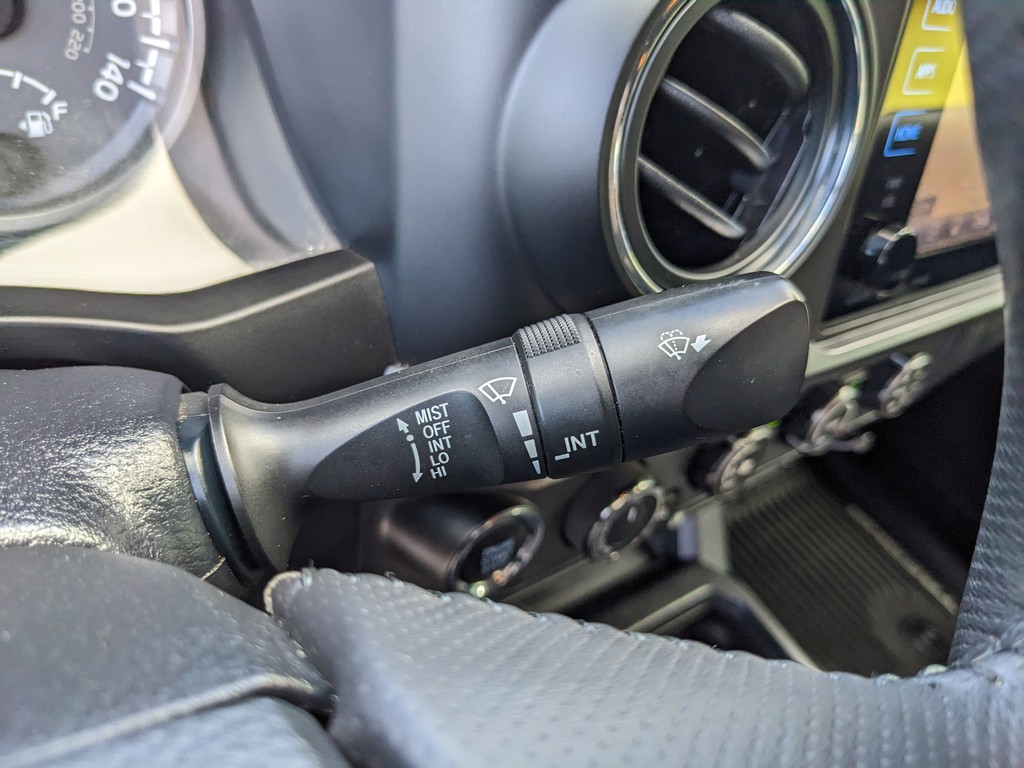 Toyota Tacoma 4WD Vehicle Full-screen Gallery Image 31