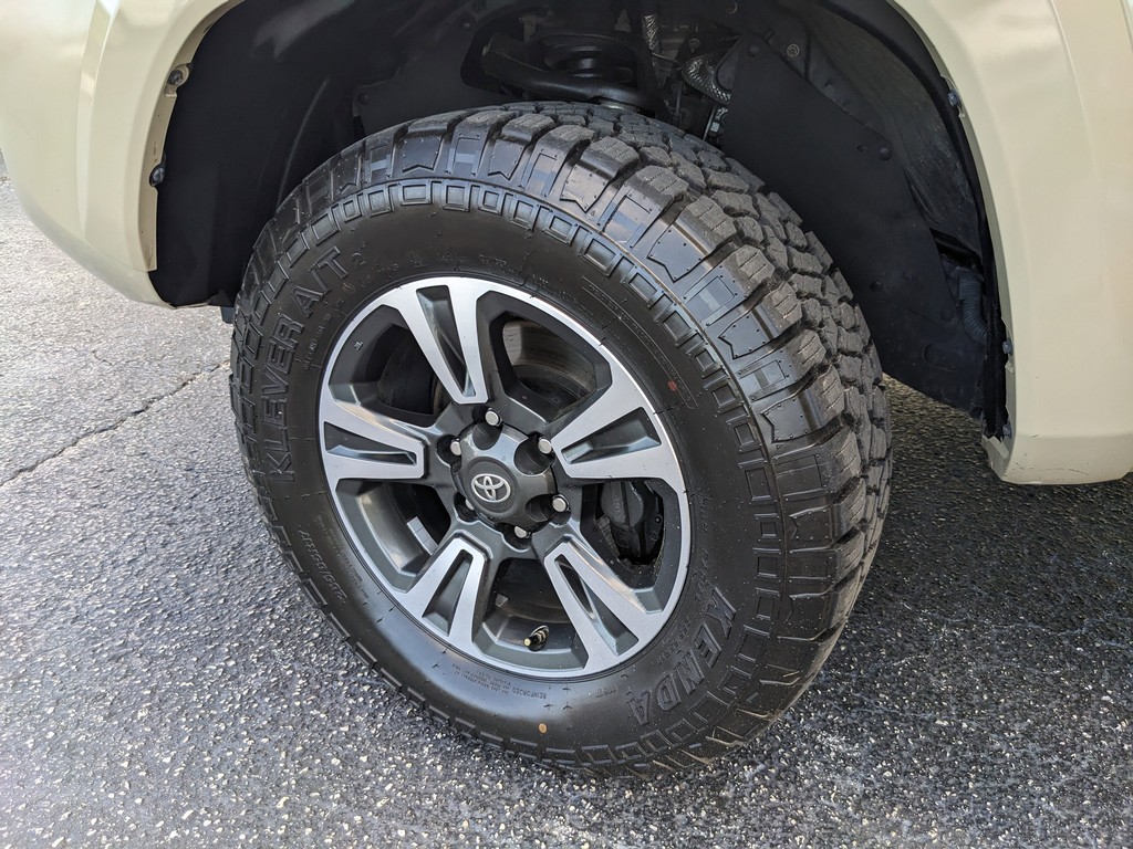 Toyota Tacoma 4WD Vehicle Full-screen Gallery Image 33