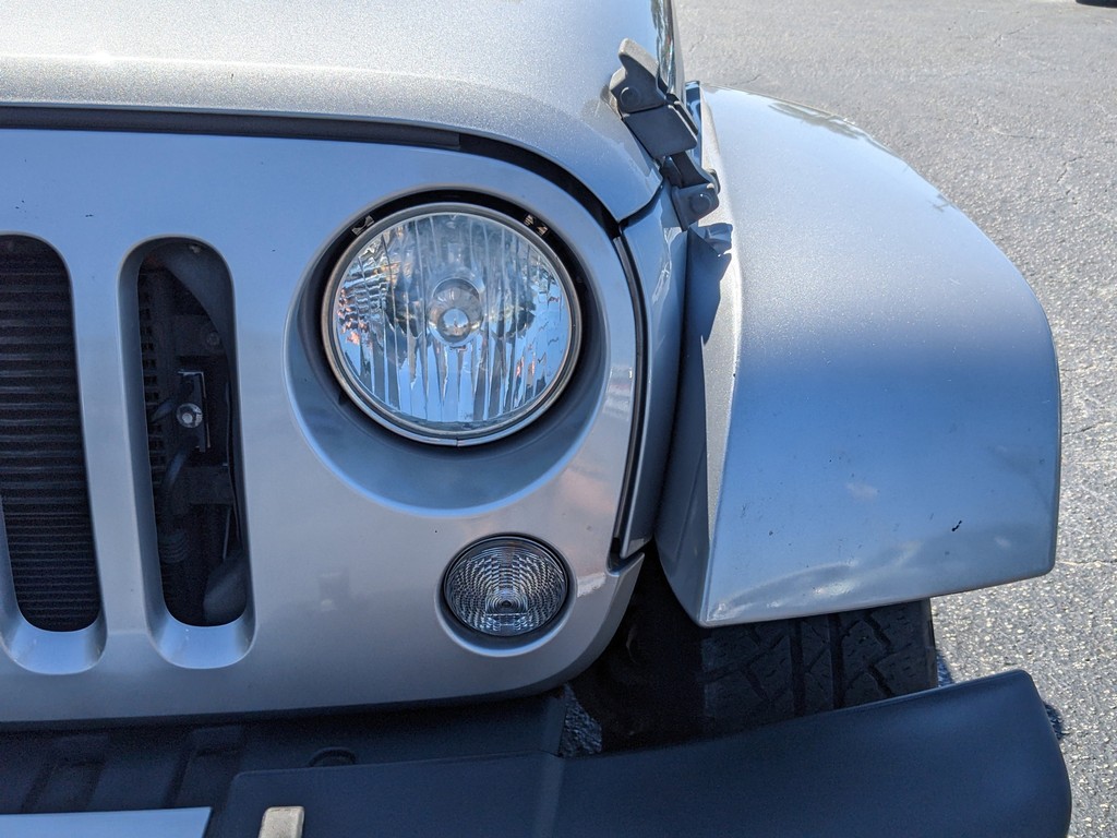 Jeep Wrangler Vehicle Full-screen Gallery Image 06