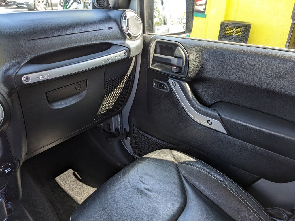 Jeep Wrangler Vehicle Full-screen Gallery Image 13