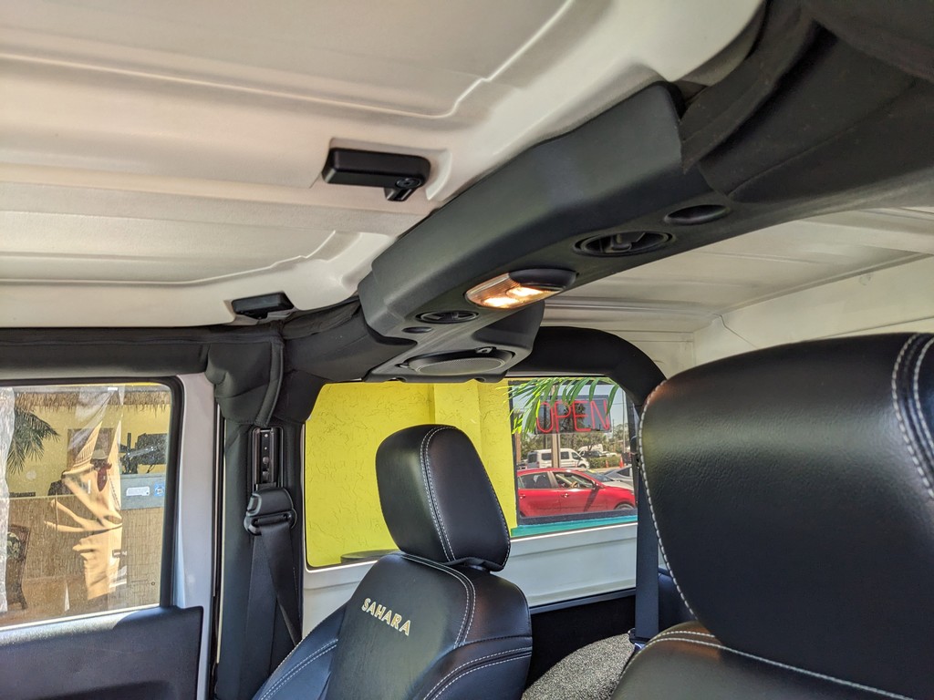Jeep Wrangler Vehicle Full-screen Gallery Image 16