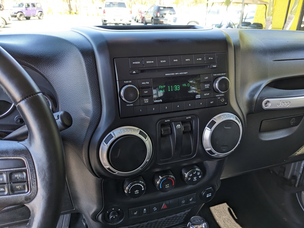 Jeep Wrangler Vehicle Full-screen Gallery Image 18