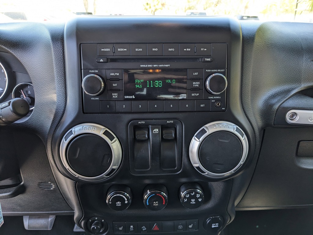 Jeep Wrangler Vehicle Full-screen Gallery Image 19